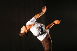 El bailarín grancanario Josué Espino imparte un taller de danza en el Teatro Victoria.